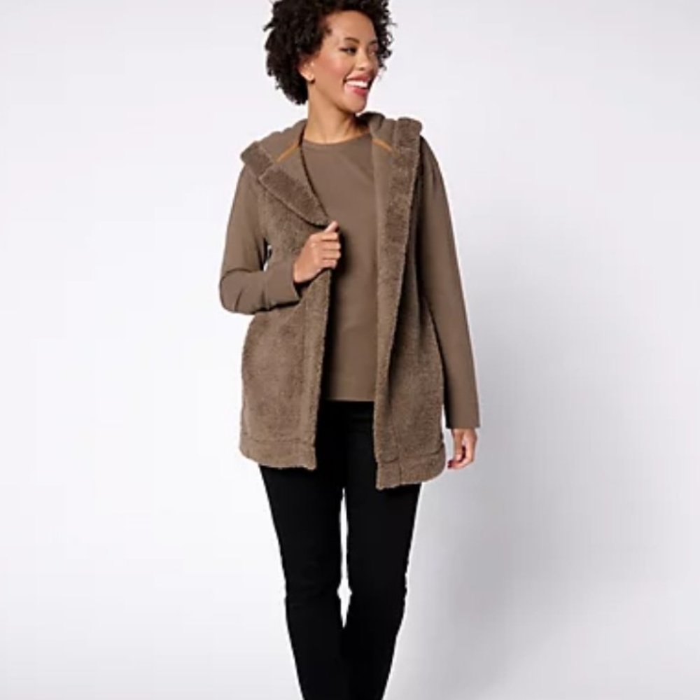 NWOT Ugg two piece sherpa vest and long sleeve top in brown.  Size medium.